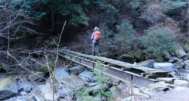 帽子をかぶる登山者